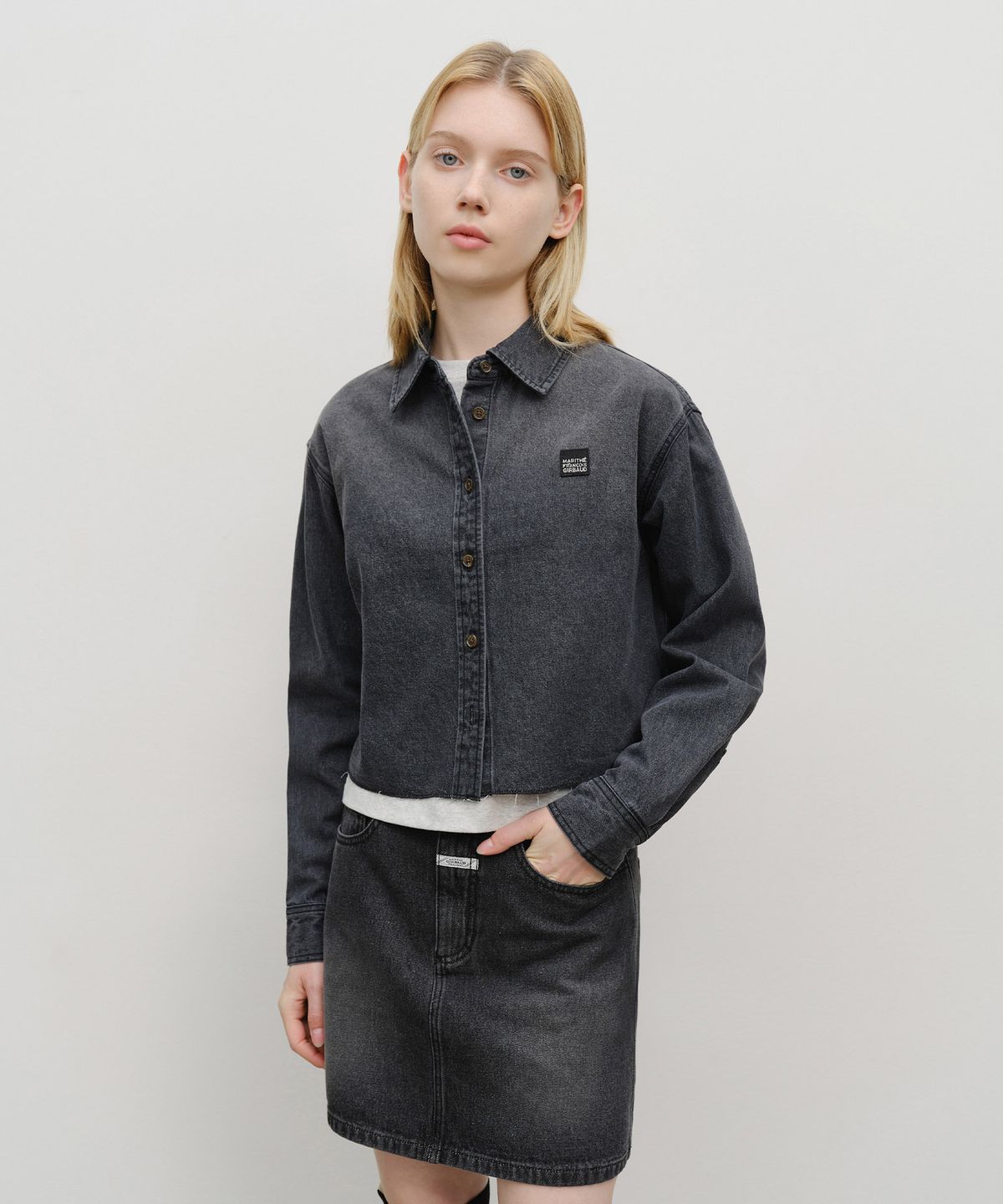 마리떼 프랑소와 저버(MARITHÉ + FRANҪOIS GIRBAUD) W HERITAGE LETTERING LOGO DENIM CROP SHIRT black