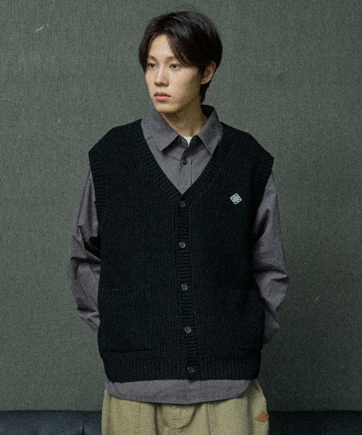 꼬모니노즈(COMONINOZ) V-NECK SWEATER VEST [BLACK]
