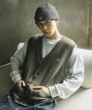 V-NECK SWEATER VEST [OLIVE GREEN]