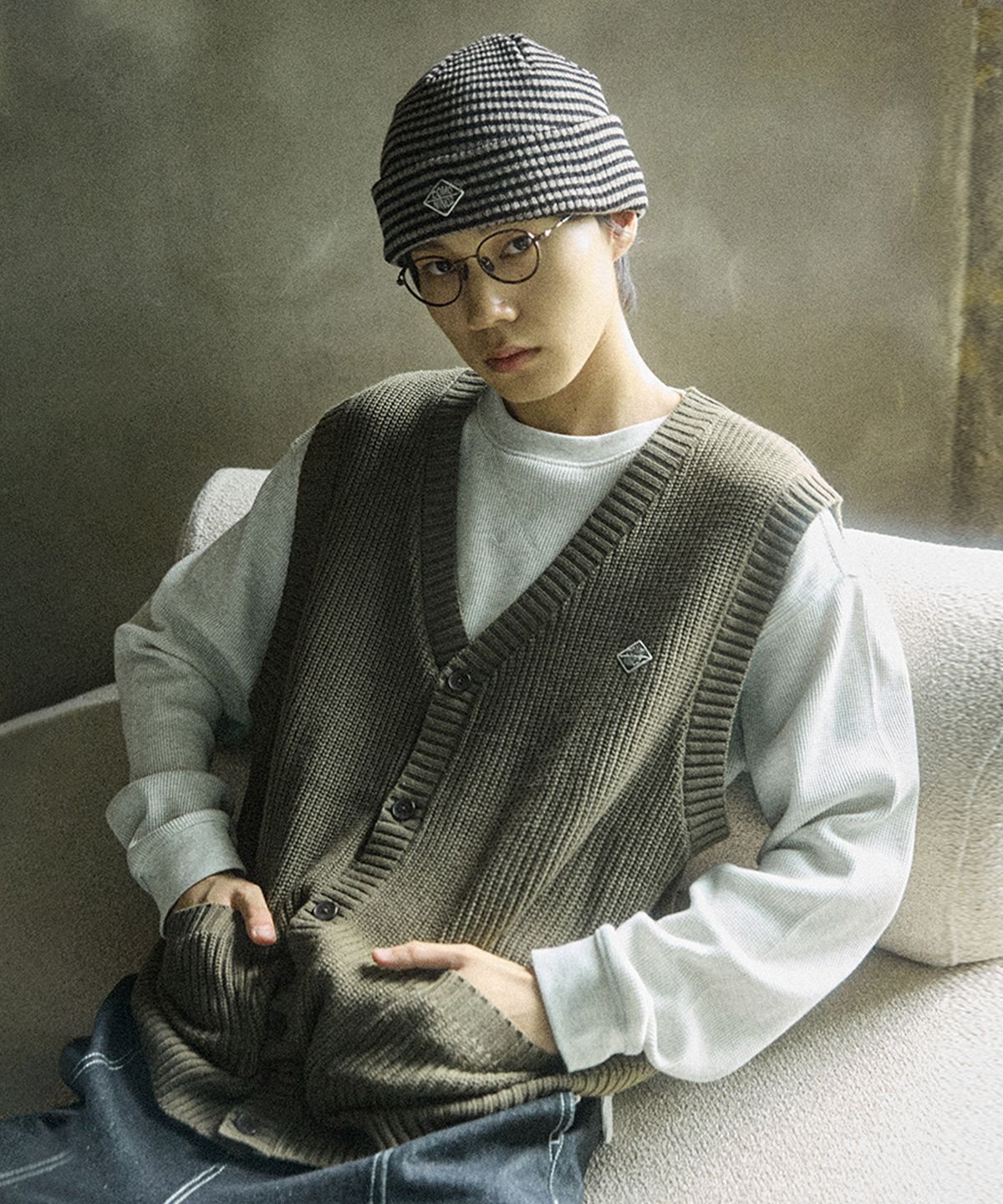 꼬모니노즈(COMONINOZ) V-NECK SWEATER VEST [OLIVE GREEN]