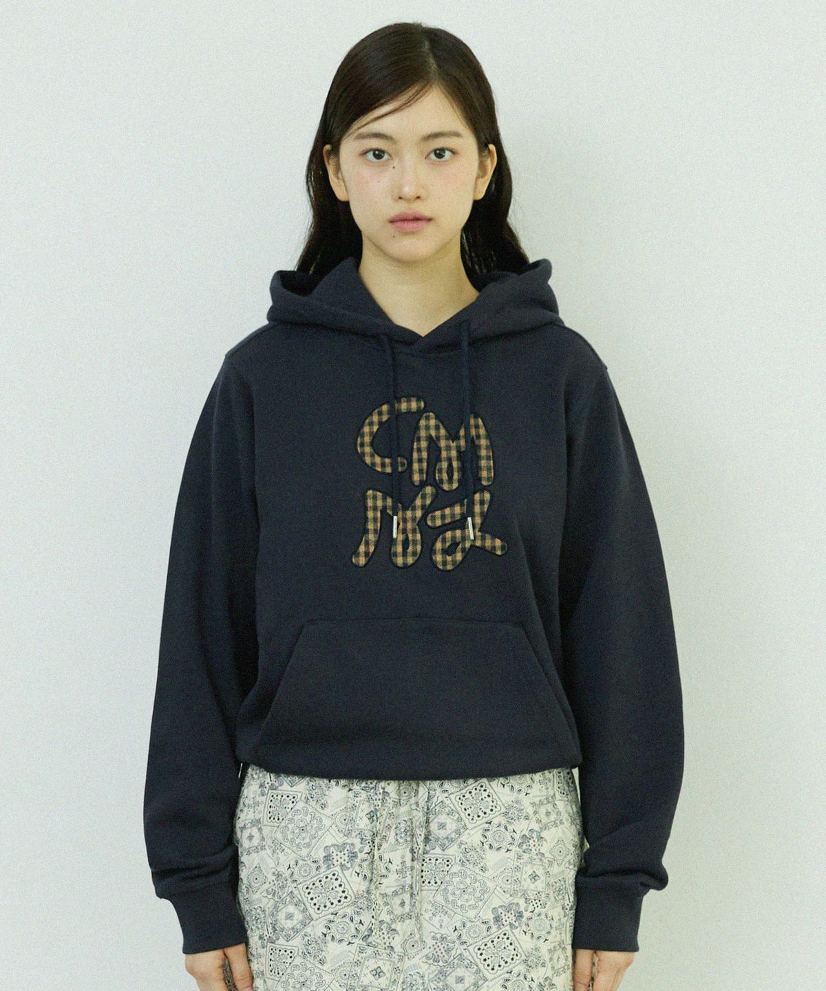 꼬모니노즈(COMONINOZ) W APPLIQUE SWEAT HOODIE [NAVY]