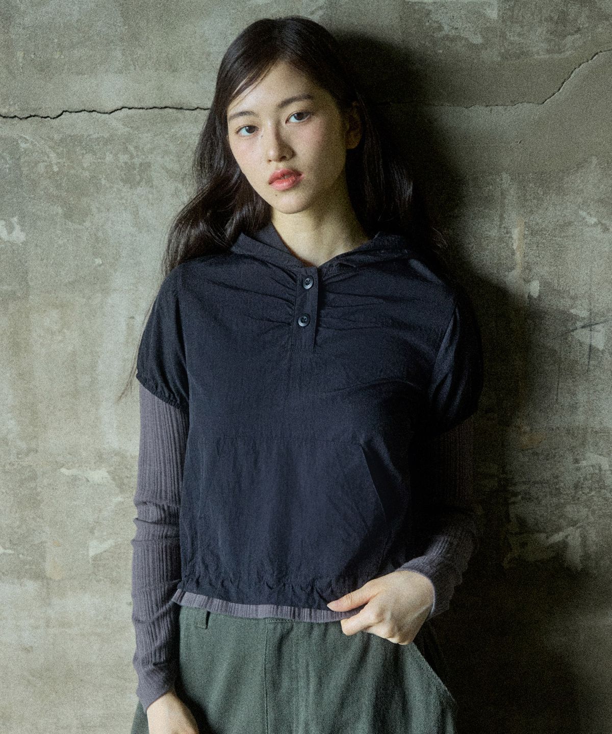 꼬모니노즈(COMONINOZ) W PUFF SLEEVES LAYERED HOODIE [BLACK]