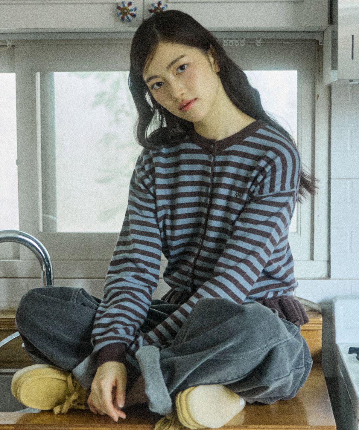 꼬모니노즈(COMONINOZ) W STRIPE FRILL CARDIGAN [BROWN]