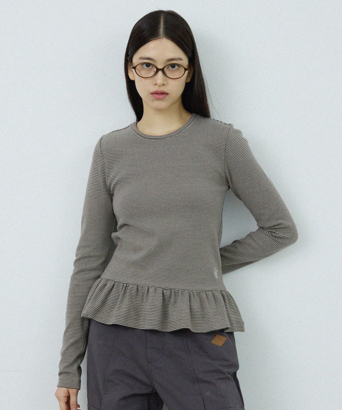 꼬모니노즈(COMONINOZ) W FRILL T-SHIRT [KHAKI]