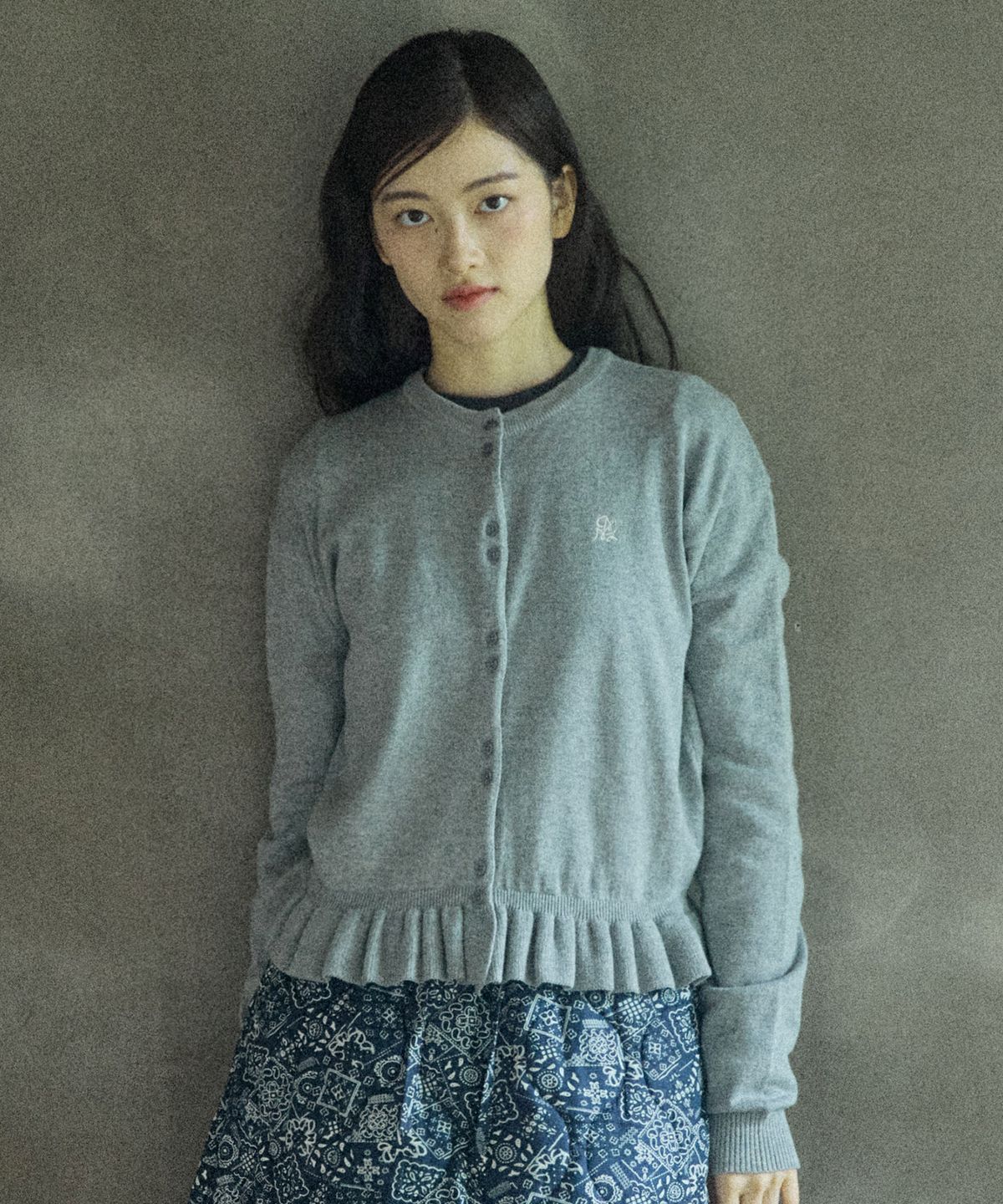 꼬모니노즈(COMONINOZ) W COMO FRILL CARDIGAN [LIGHT GRAY]