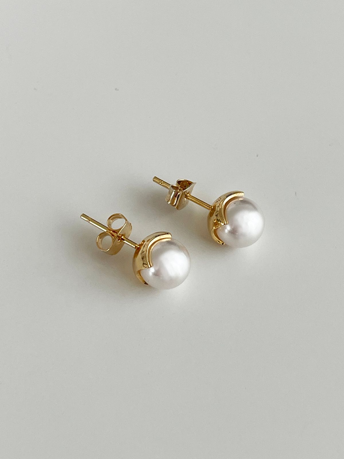 엘리오나(ELYONA) ELYONA Light Back Pearl Earrings 포멀 정장용 8mm 진주귀걸이 (Gold/Silver)