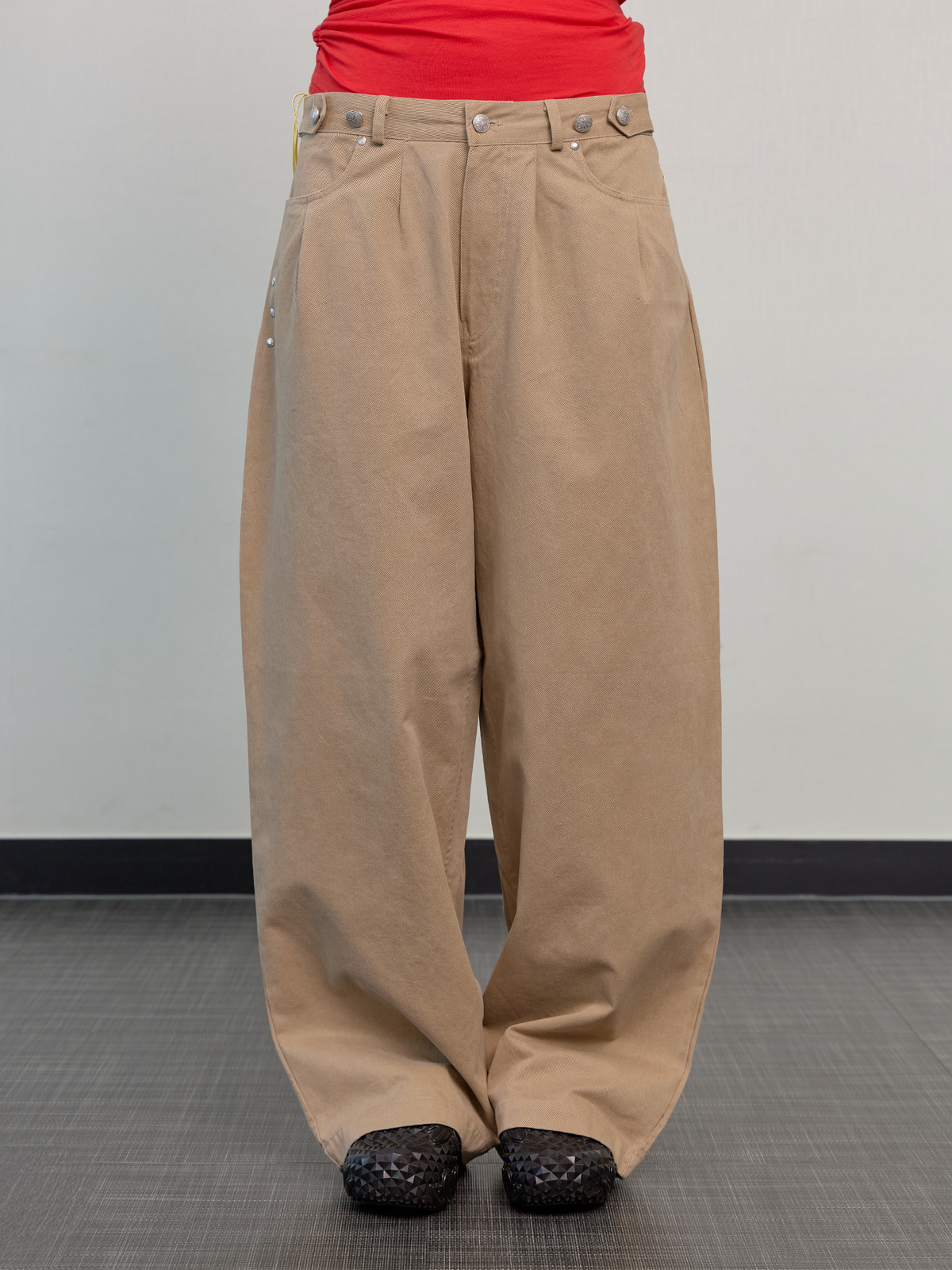 어퓨커멘츠(A FEW COMMENTS) 워시드 메탈 버튼 치노팬츠 BEIGE