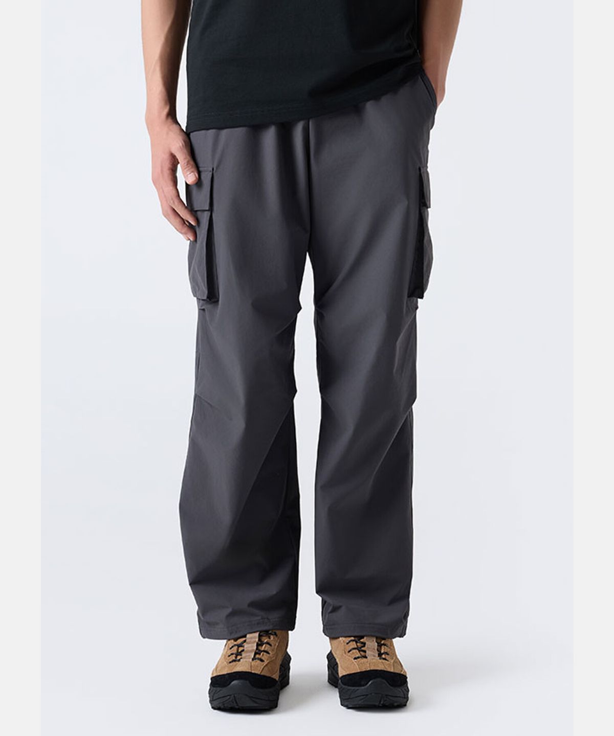 데상트(DESCENTE) 파라슈트 우븐 팬츠 차콜 그레이(SQ323UPT82)