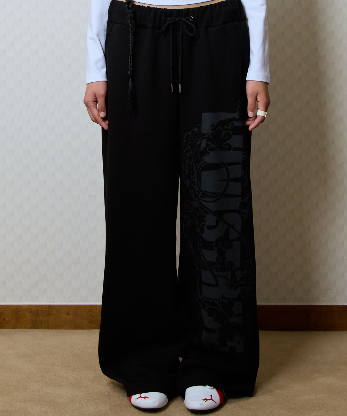 러브이즈트루(LUVISTRUE) GT LOGO SWEATPANTS(BLACK)