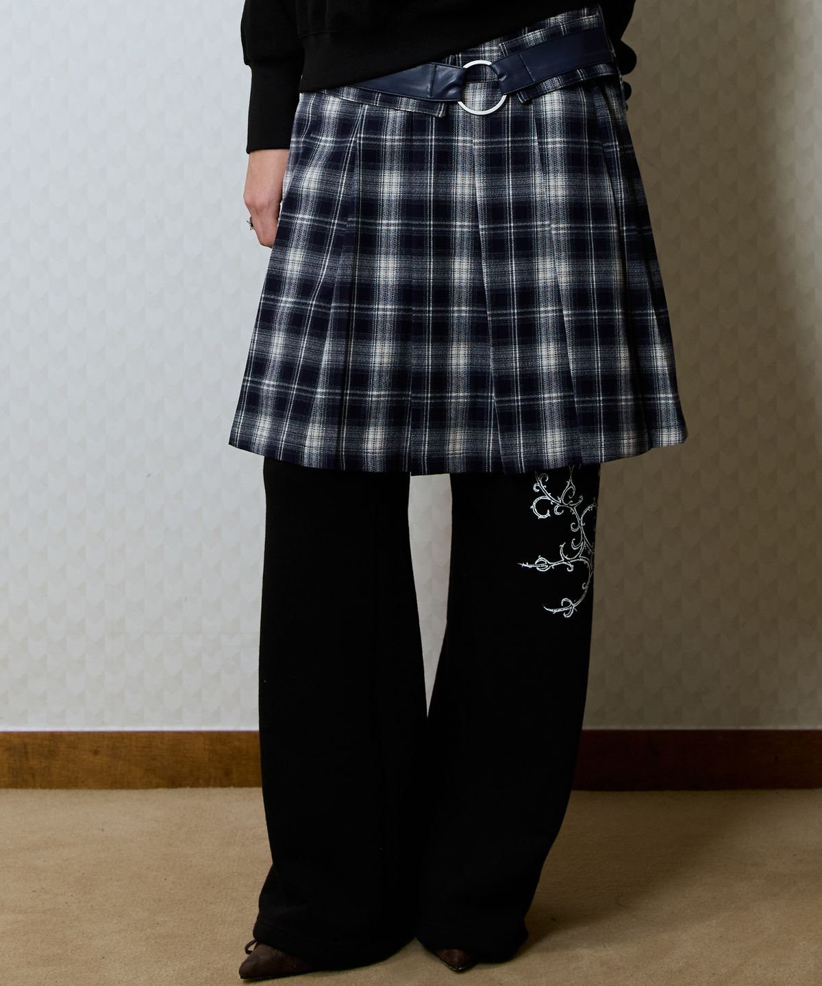 러브이즈트루(LUVISTRUE) GT BELT CHECK SKIRT(NAVY)