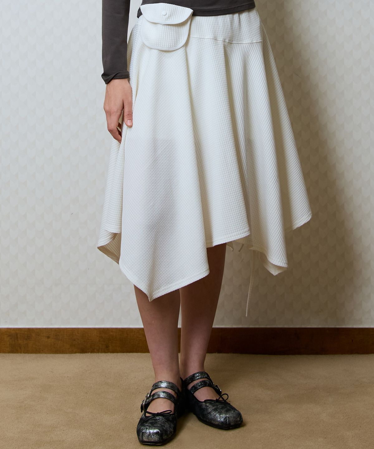 러브이즈트루(LUVISTRUE) GT POCKET MIDI SKIRT(IVORY)