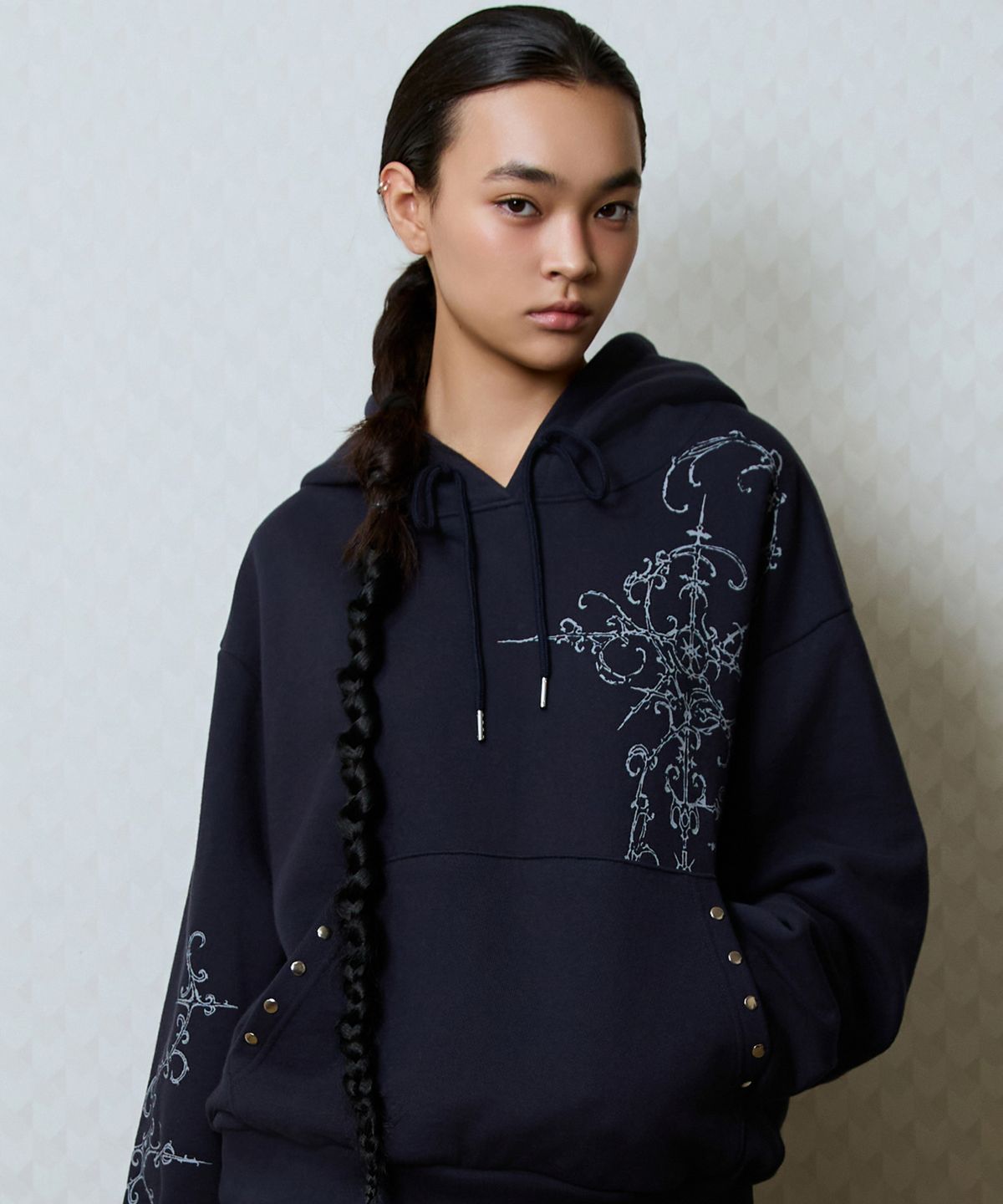 러브이즈트루(LUVISTRUE) GT PRINTED HOODIE(NAVY)