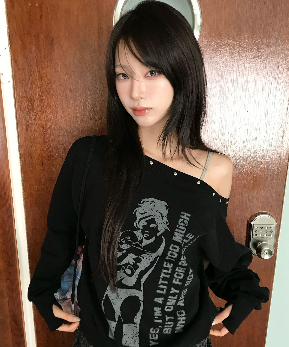 러브이즈트루(LUVISTRUE) GT ONE SHOULDER SWEATSHIRT(BLACK)