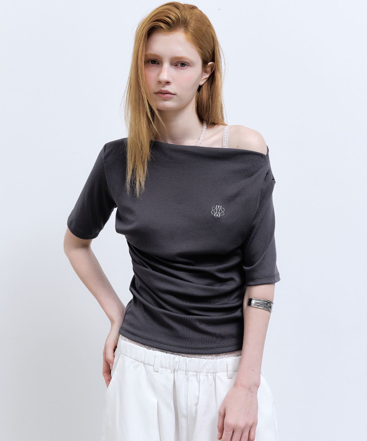 닉앤니콜(NICK&NICOLE) HALF SHIRRING DRAPE BOAT NECK TOP_CHARCOAL