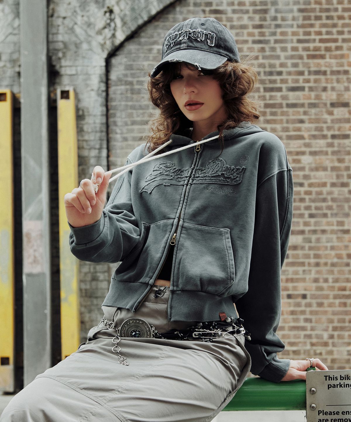 슈퍼드라이(SUPERDRY) W 아플리케 로고 후드집업 다크그레이