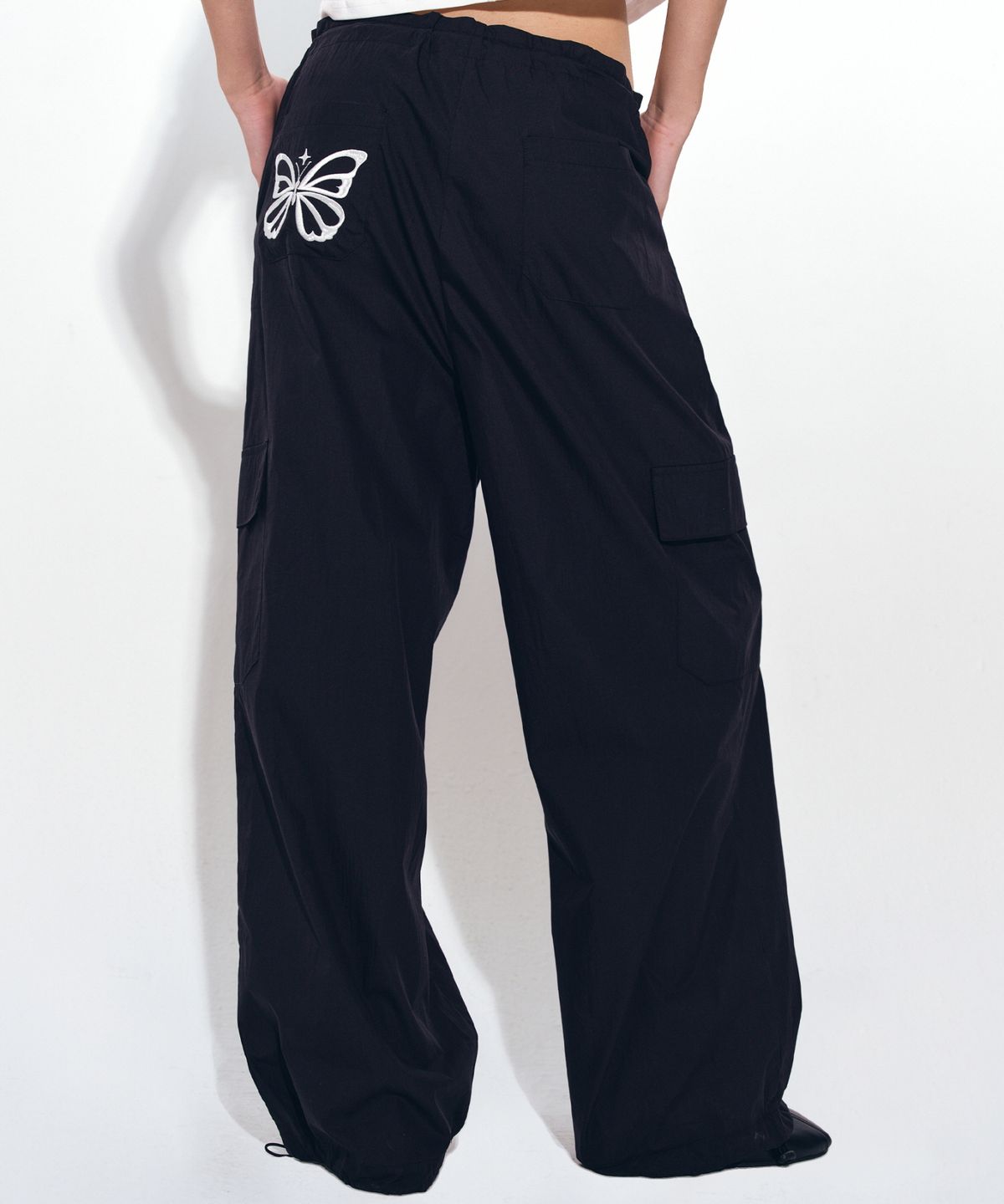 닉앤니콜(NICK&NICOLE) BUTTERFLY EMBROIDERY WIDE CARGO PANTS_BLACK