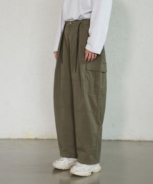 뒷밴딩 핀턱 벌룬 밑단 다트 카고 포켓 와이드 팬츠