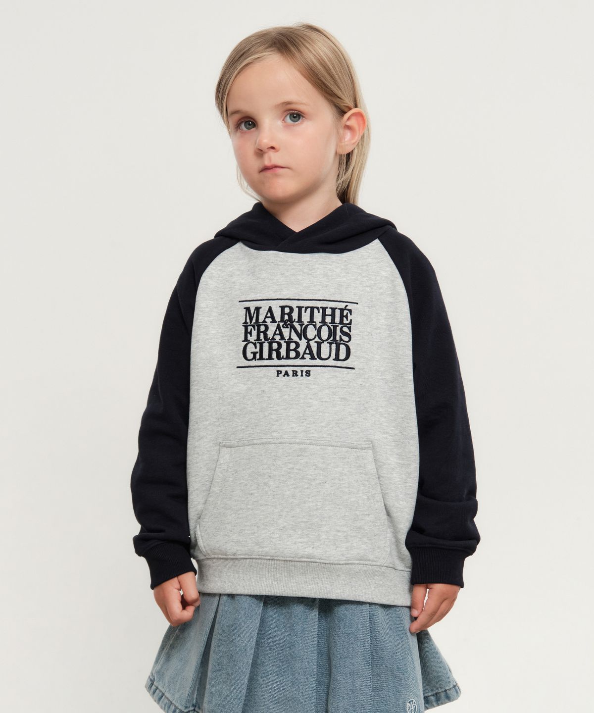 마리떼 키즈(MARITHÉ KIDS) KIDS CLASSIC LOGO COLOR BLOCK RAGLAN HOODIE dark navy