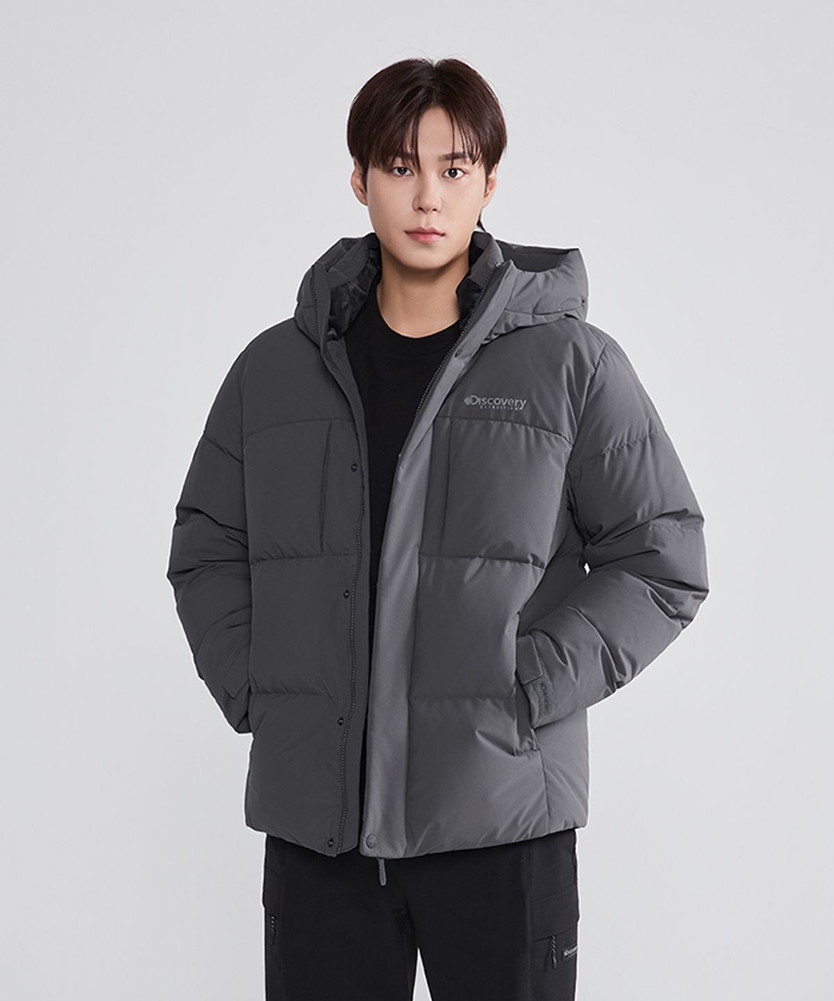 디스커버리 익스페디션(DISCOVERY EXPEDITION) 남성 레스터G 구스다운 숏패딩 (D/GREY)