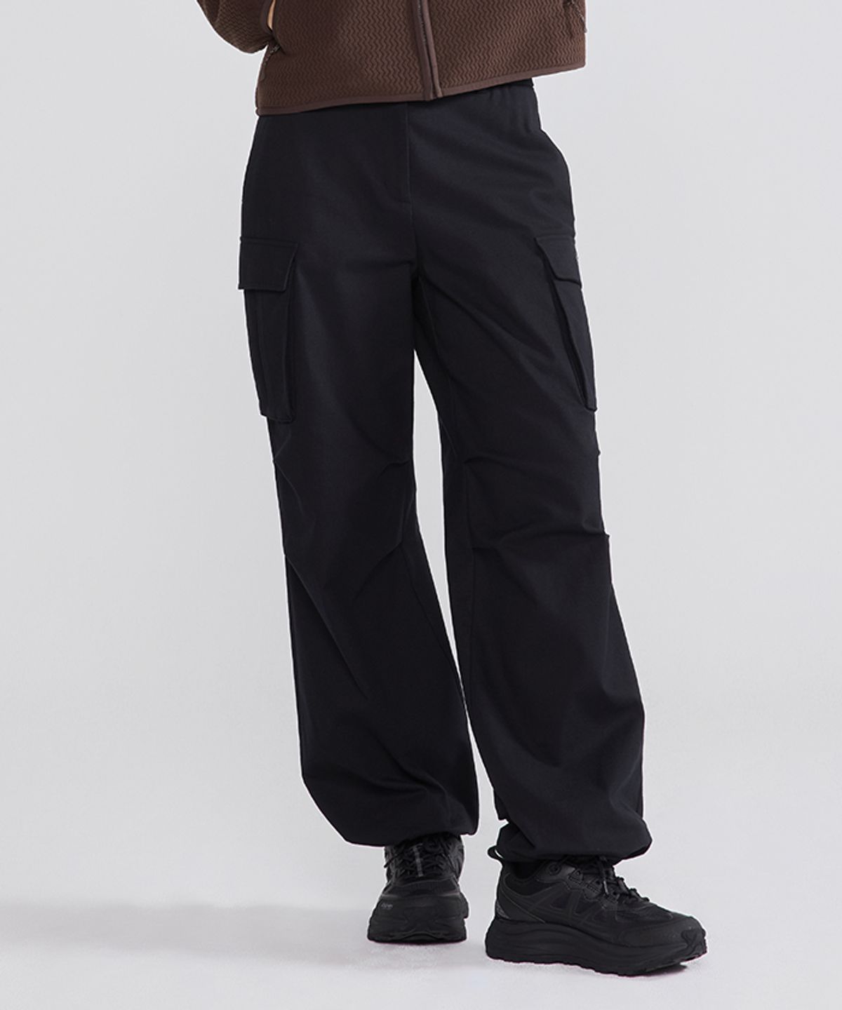 디스커버리 익스페디션(DISCOVERY EXPEDITION) 여성 기모 파라슈트 카고팬츠 (BLACK)