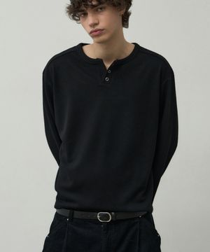링 스터드 크롭 헨리넥 티셔츠 [블랙]