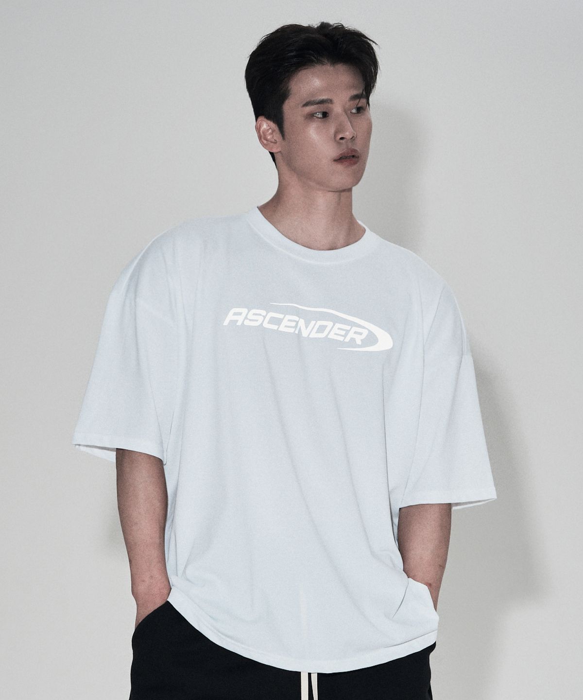 어센더(ASCENDER) (리플렉티브) 어센딩로고 오버핏 숏슬리브 [화이트]