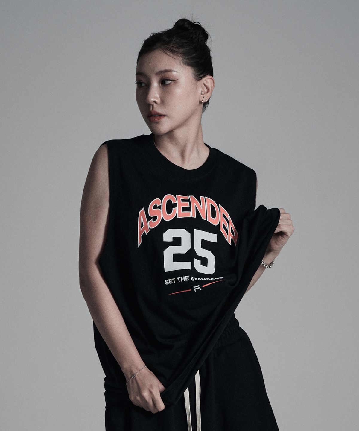 어센더(ASCENDER) 25넘버링 루즈핏 슬리브리스 [블랙]