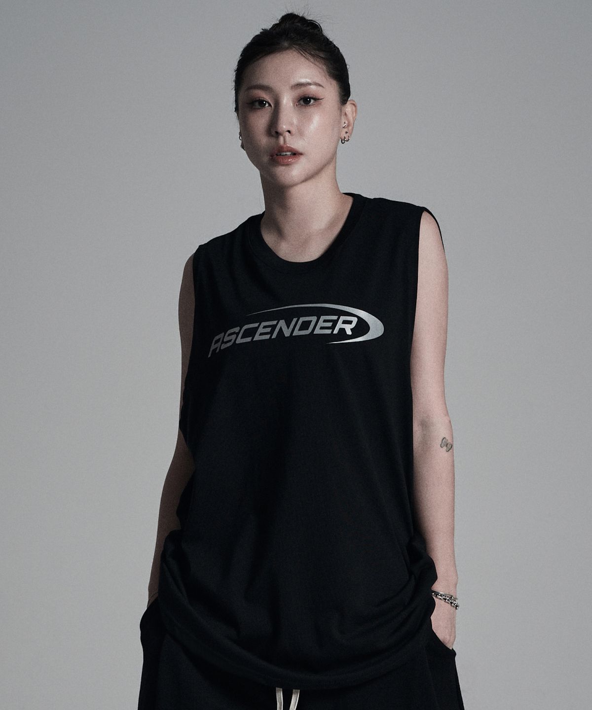 어센더(ASCENDER) (리플렉티브) 어센딩로고 루즈핏 슬리브리스 [블랙]