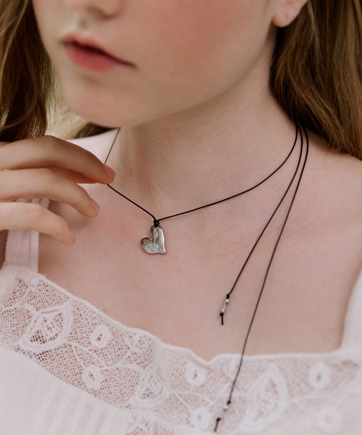 메리모티브(MERRYMOTIVE) Crushed heart and black string necklace