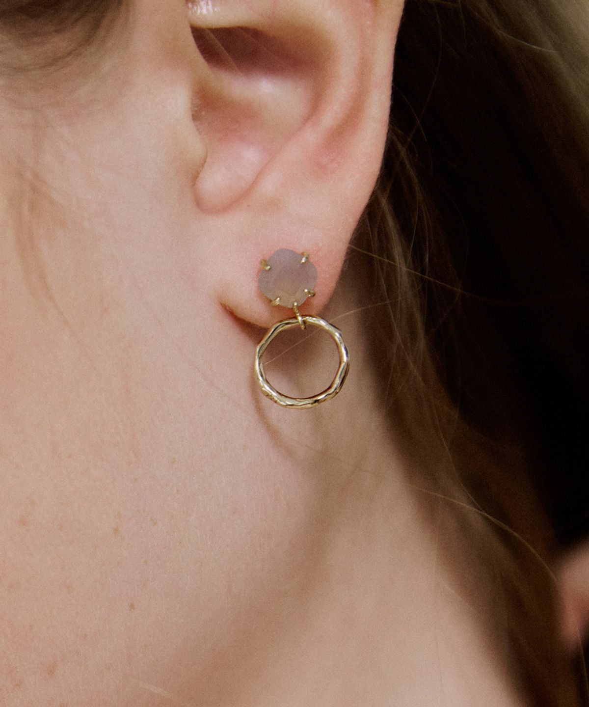 메리모티브(MERRYMOTIVE) Gem with crushed round earring