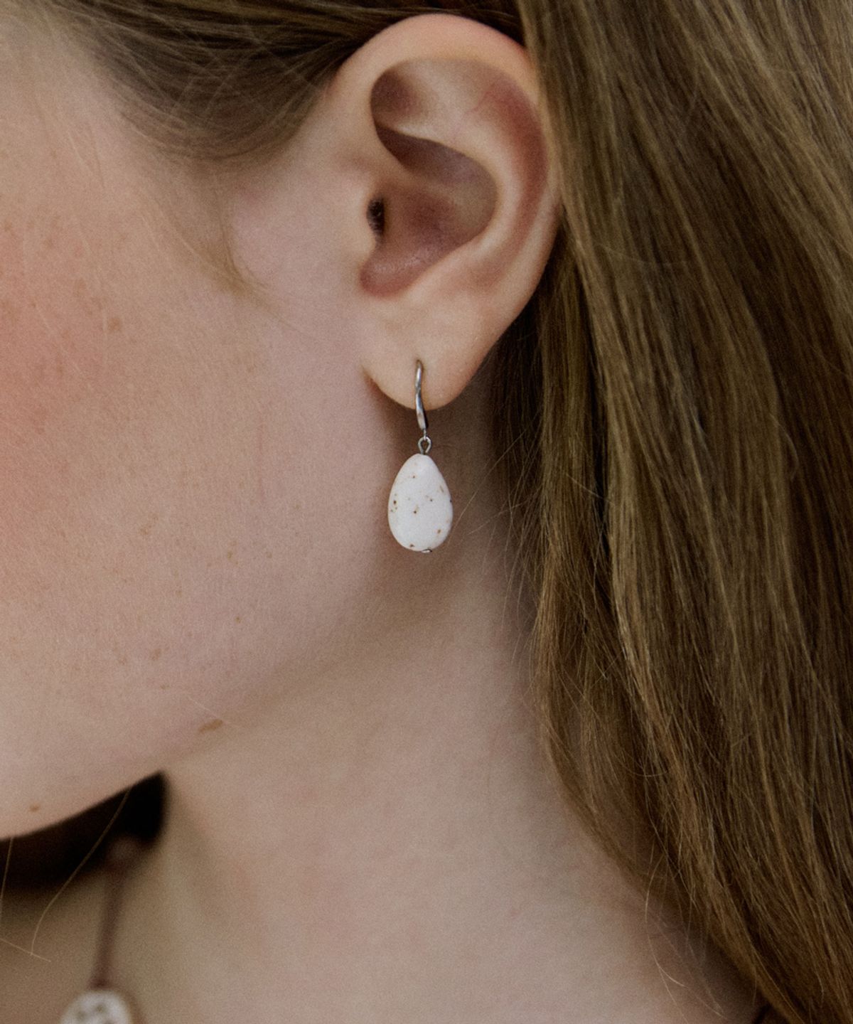 메리모티브(MERRYMOTIVE) Hawlite gemstone earring