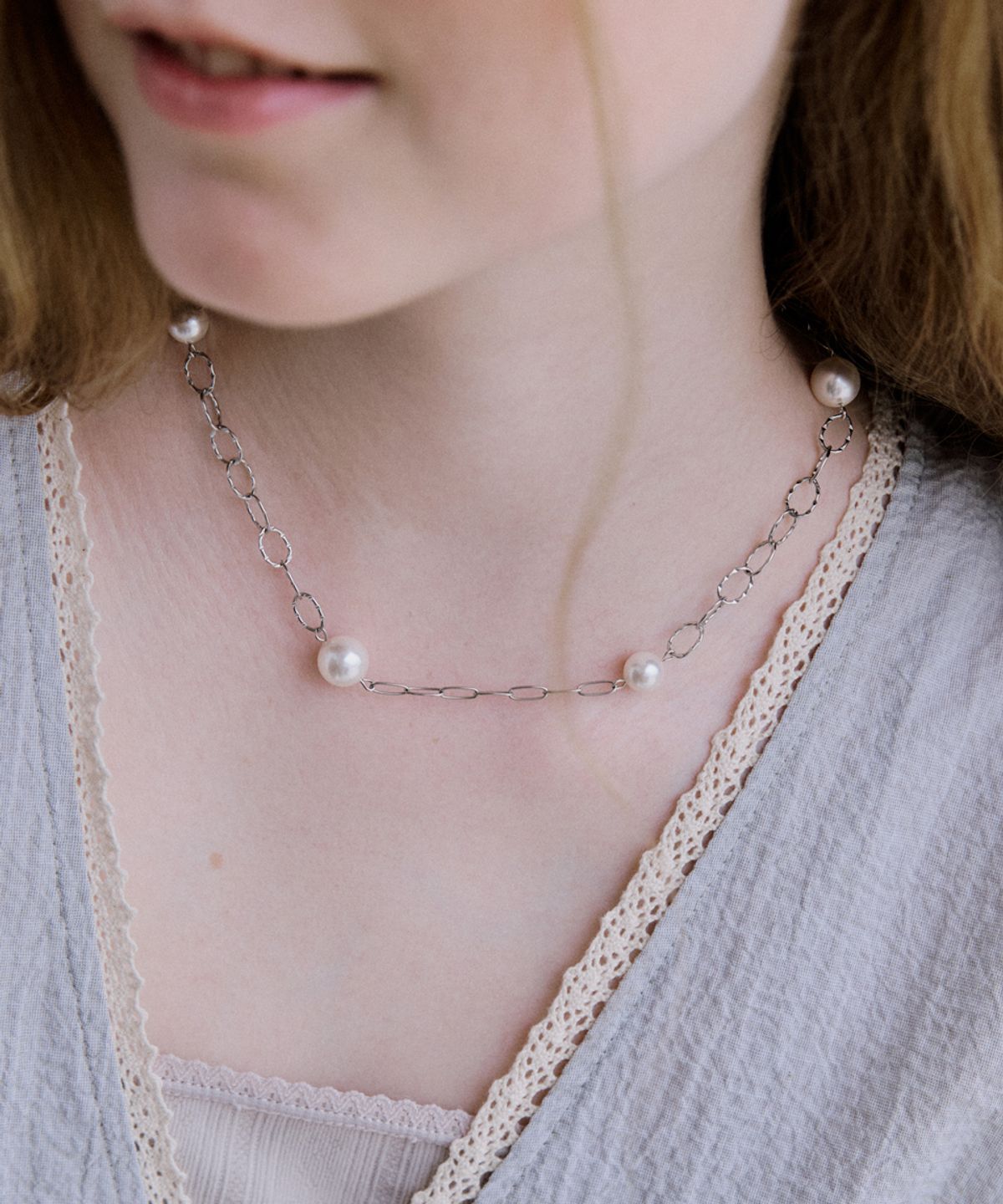 메리모티브(MERRYMOTIVE) Rhythmical pearl and chain necklace