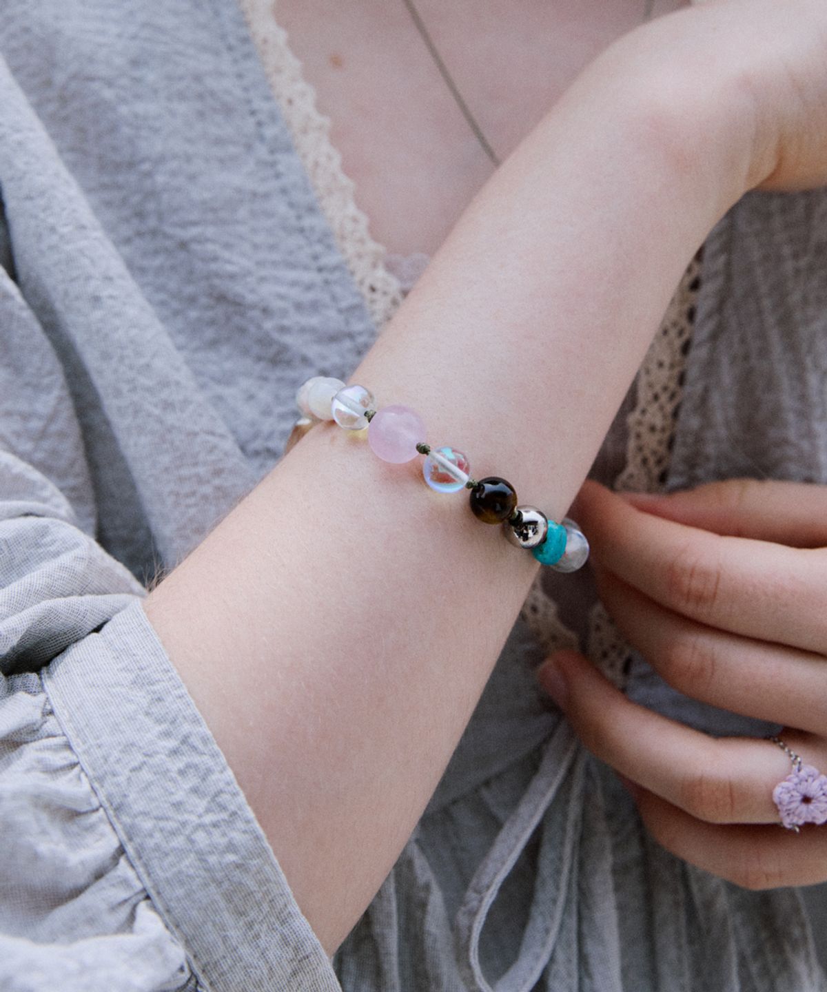 메리모티브(MERRYMOTIVE) Natural color gem with string bracelet