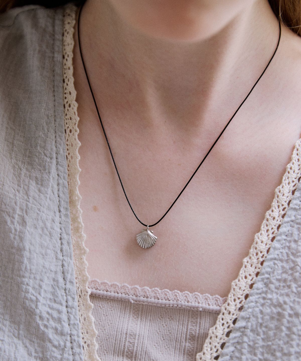 메리모티브(MERRYMOTIVE) Clam with black string necklace