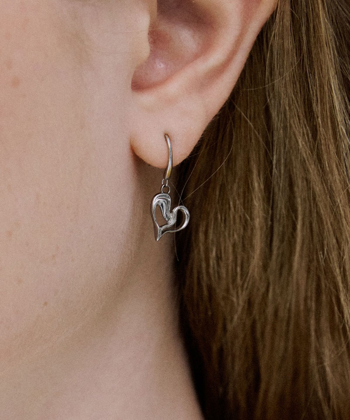 메리모티브(MERRYMOTIVE) Flowing line heart earring