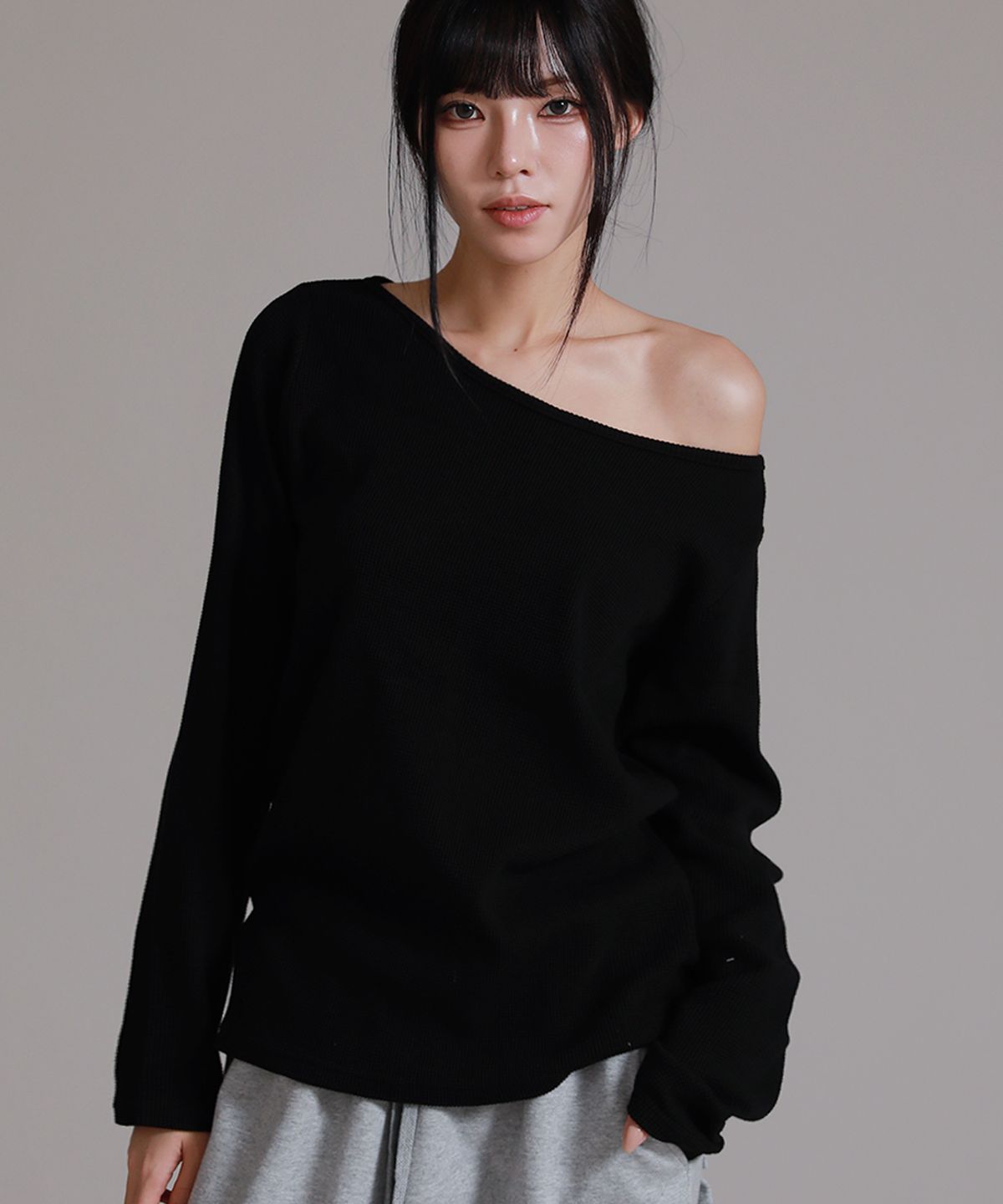 라이크더모스트(LIKE THE MOST) 우먼스 와플 보트넥 숄더 루즈핏 긴팔 티셔츠_블랙