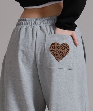 레오파드 하트 포켓 아플리케 트레이닝 핀턱 와이드 팬츠_그레이