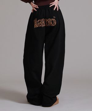 라모 레오파드 힙 아플리케 트레이닝 핀턱 와이드 팬츠_블랙