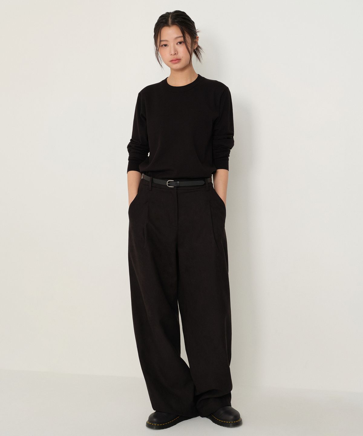 무신사 스탠다드 우먼(MUSINSA STANDARD WOMAN) 우먼즈 신세틱 스웨이드 딥 턱 와이드 팬츠 [블랙]
