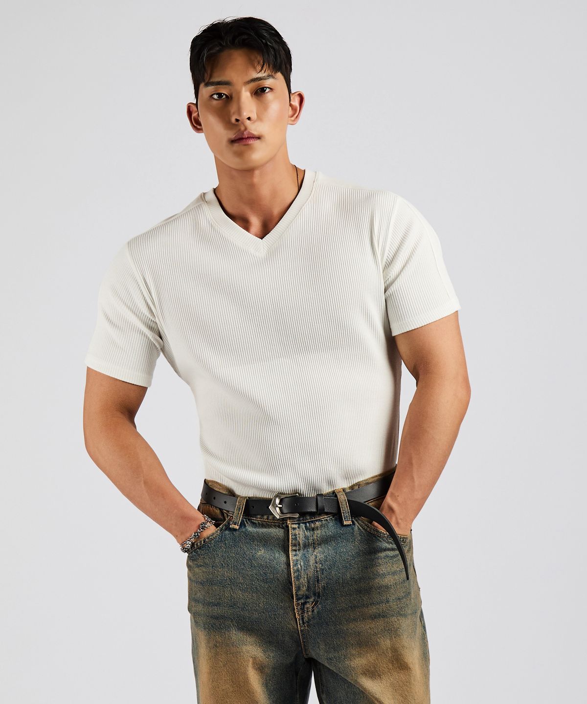 레브엘드(LEVELD) 절개 디테일 골지V넥 화이트
