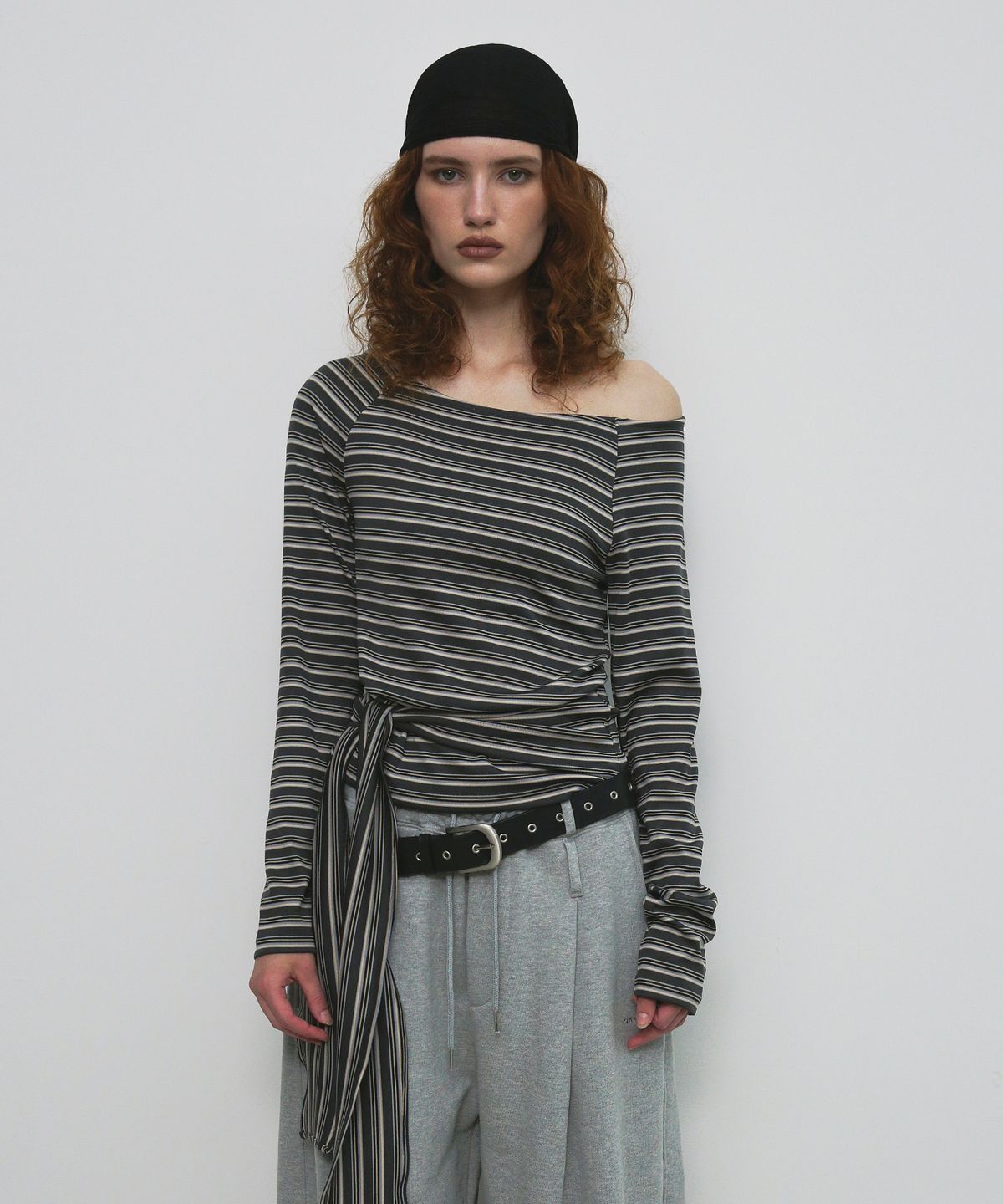 샌드릭(SANDRIC) STRIPE STRAP T-SHIRT_CHARCOAL