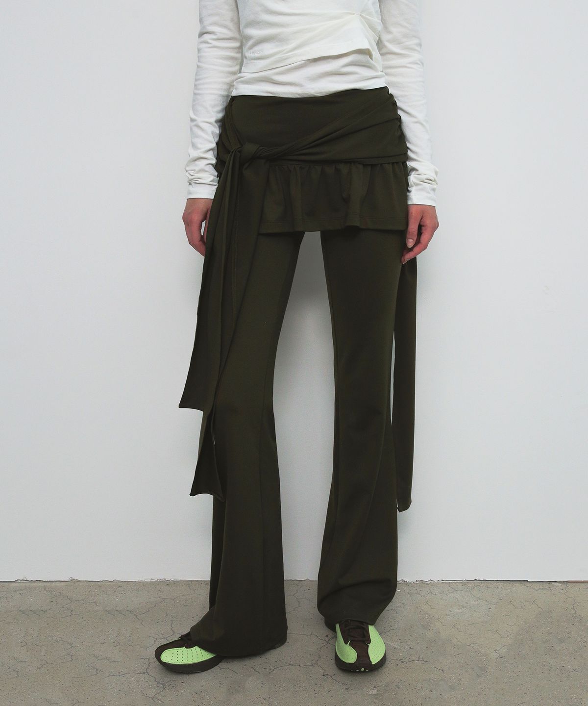 샌드릭(SANDRIC) STRAP SKIRT PANTS_KHAKI