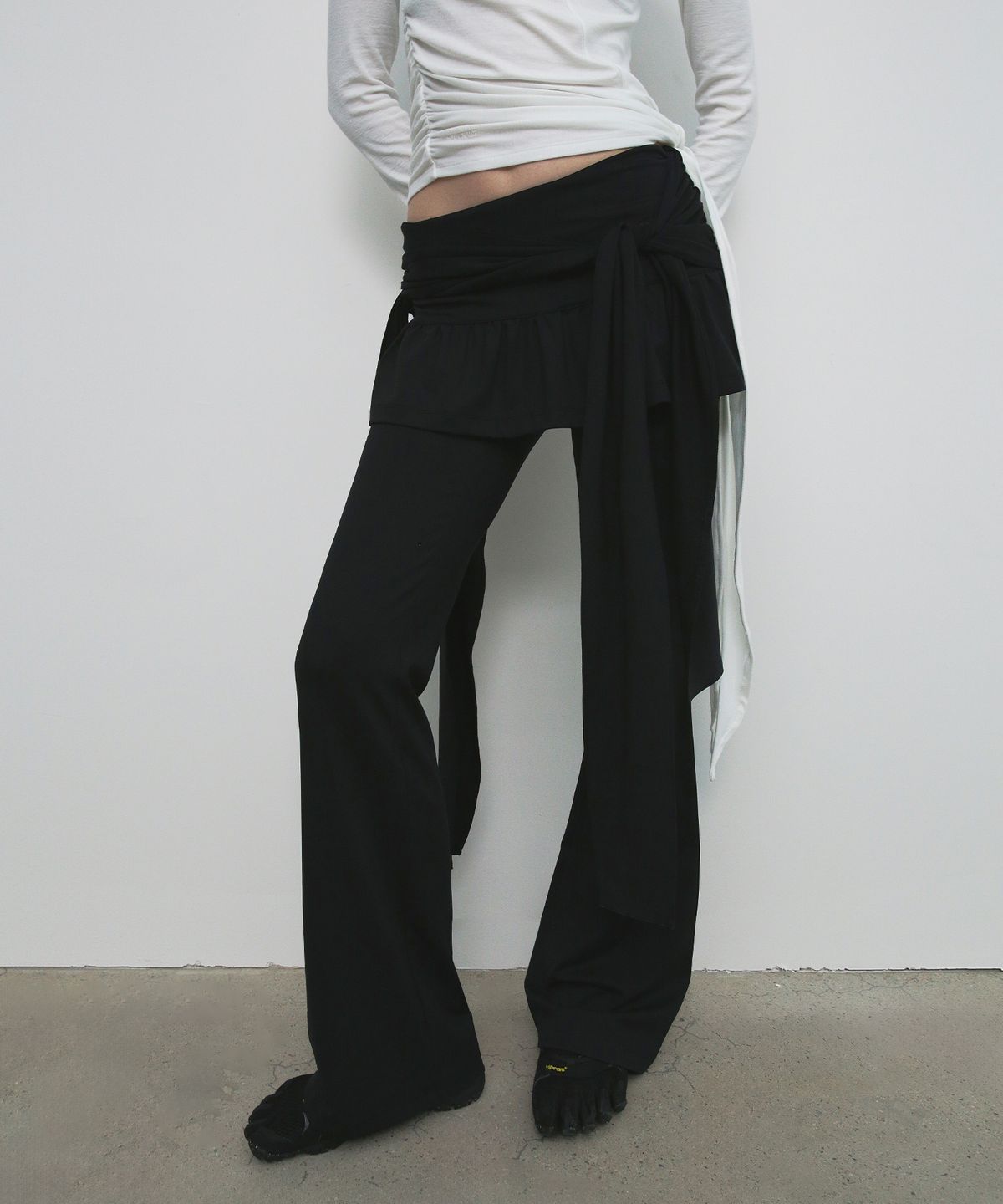 샌드릭(SANDRIC) STRAP SKIRT PANTS_BLACK