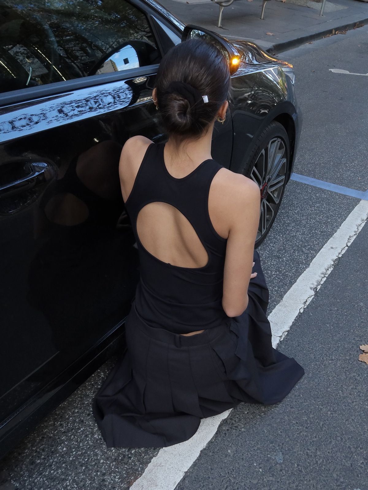민아송(MINA SONG) CUT OUT SLEEVLESS - BLACK