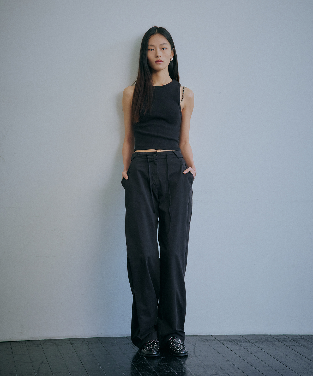 백시(BEKSI) STRAP SIDE TUCK PANTS, BLACK