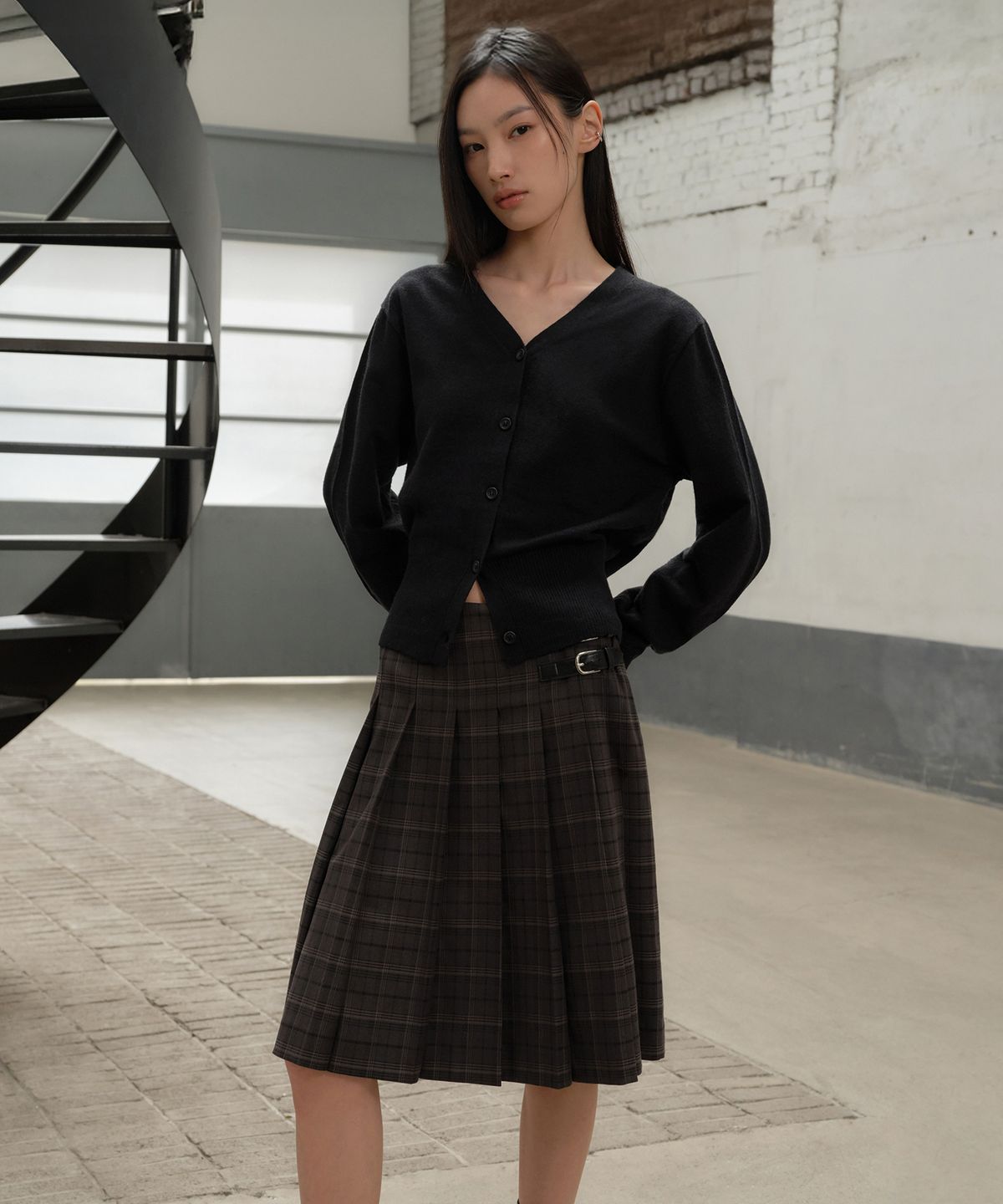 무신사 스탠다드 우먼(MUSINSA STANDARD WOMAN) 우먼즈 버클 플리츠 체크 니 렝스 스커트 [그레이]