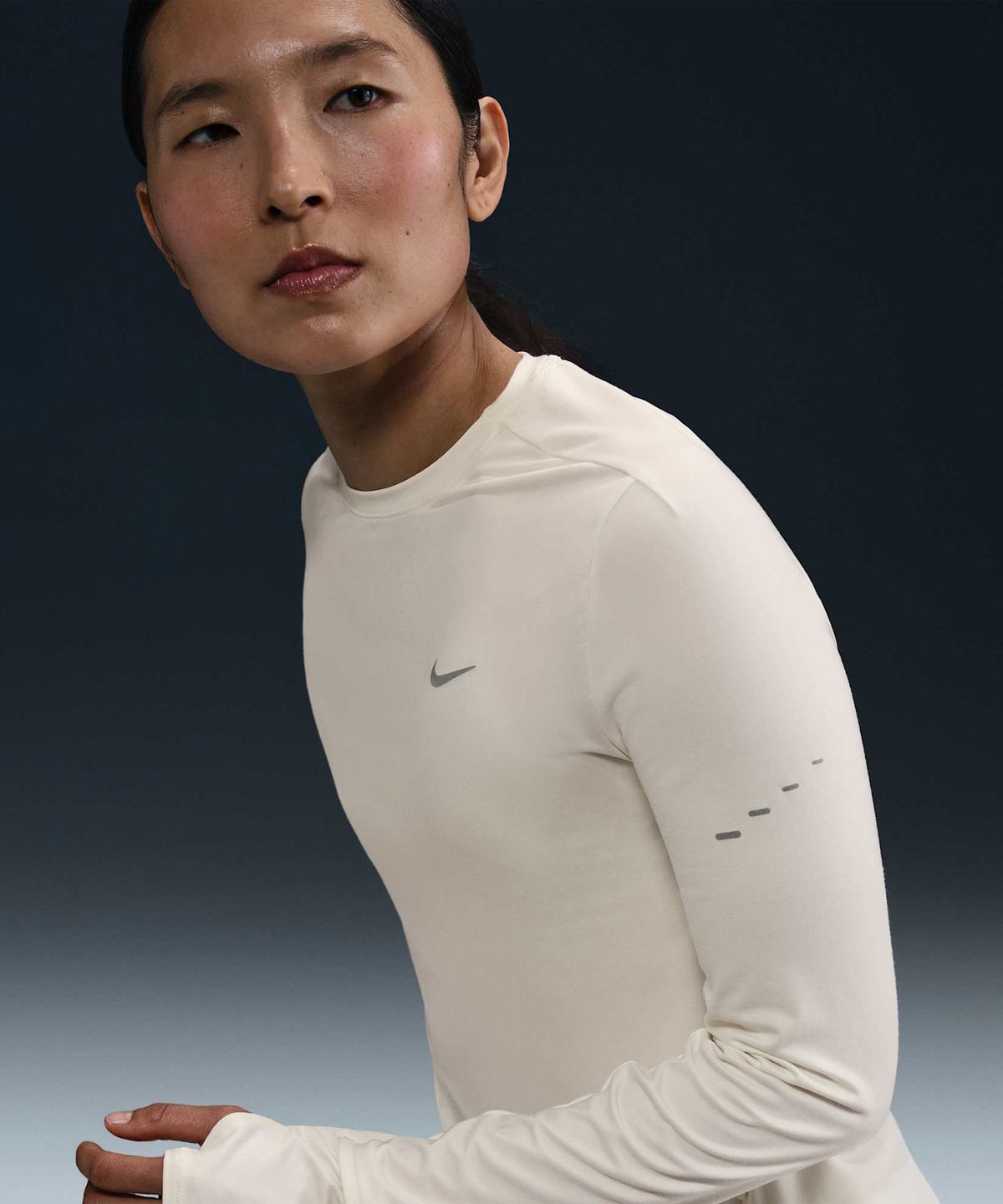 나이키(NIKE) 스위프트 드라이 핏 UV 긴소매 크루넥 러닝 탑 W - 세일 / HQ0504-133