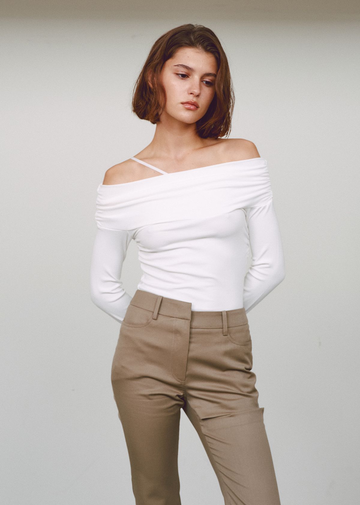민아송(MINA SONG) ESSENTIAL OFF SHOULDER TOP - WHITE