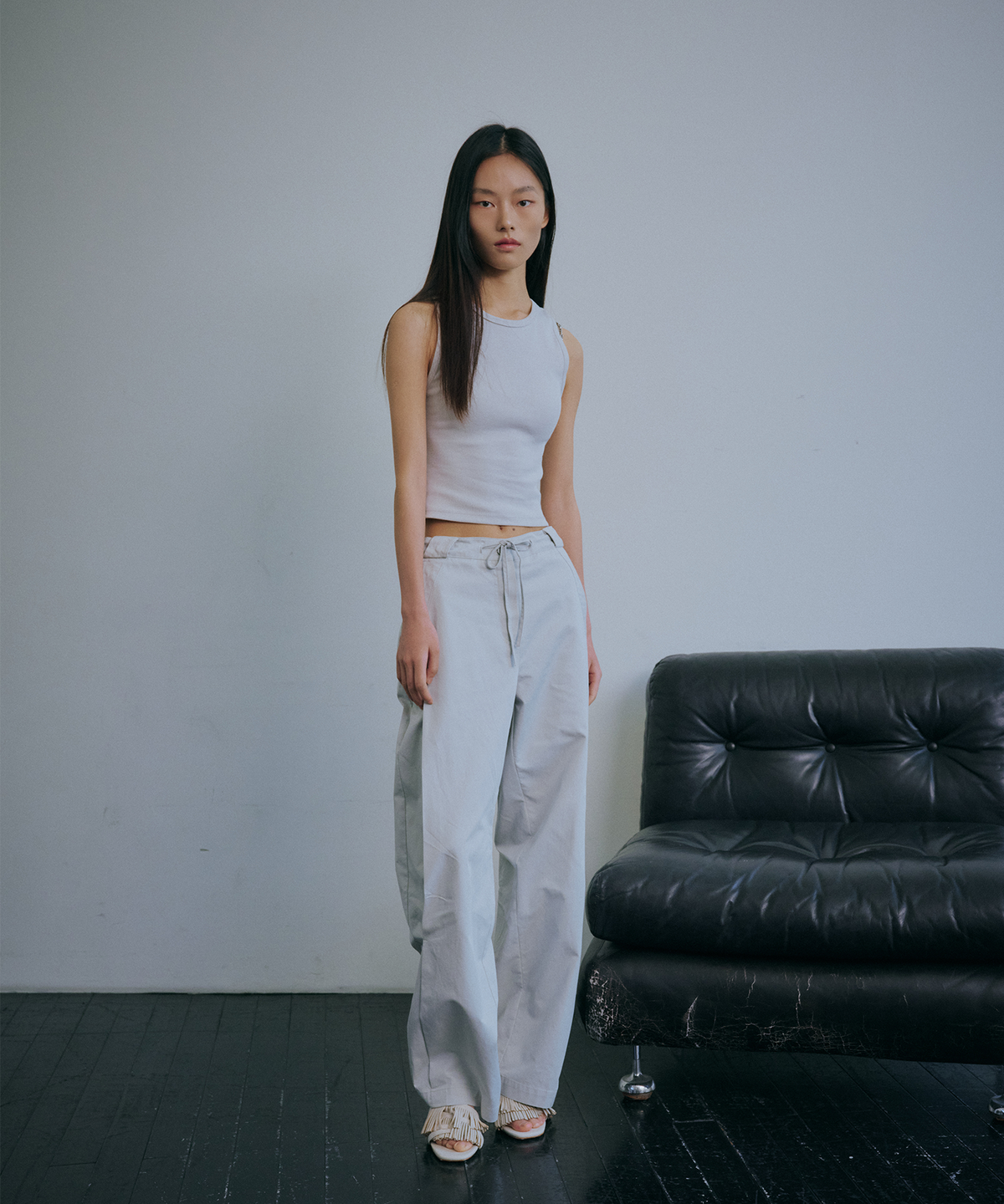 백시(BEKSI) STRAP SIDE TUCK PANTS, LIGHT GRAY