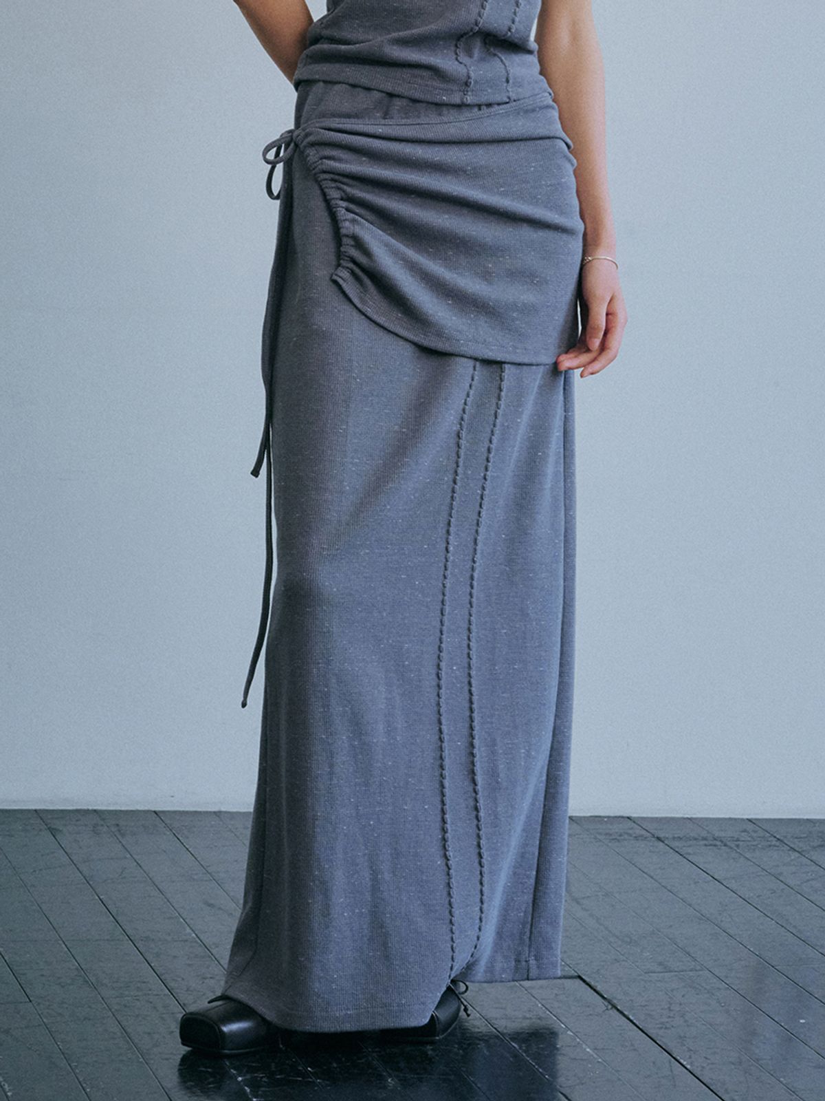백시(BEKSI) LAYERED SMOCK SKIRT, CHARCOAL